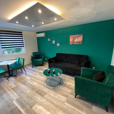 Apartman Omar Stan Na Dan Besplatan Parking SJJ Extérieur photo