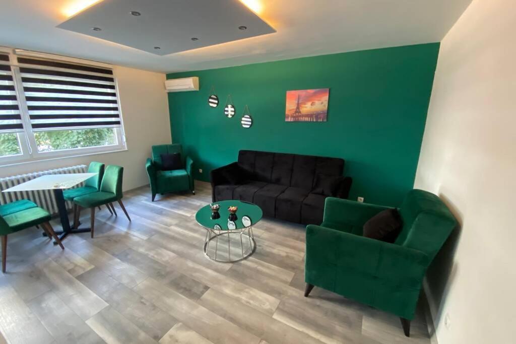 Apartman Omar Stan Na Dan Besplatan Parking SJJ Extérieur photo