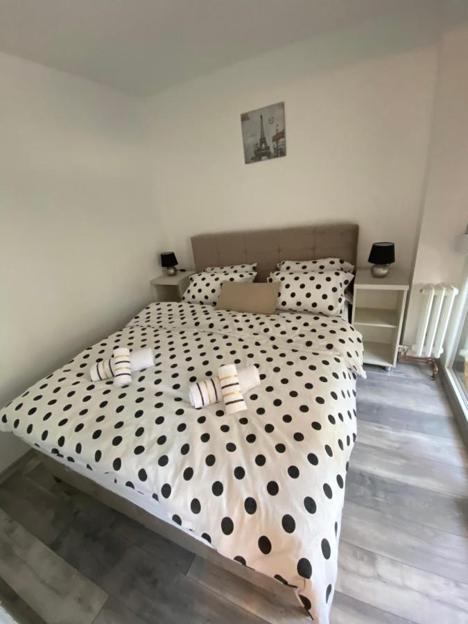Apartman Omar Stan Na Dan Besplatan Parking SJJ Extérieur photo