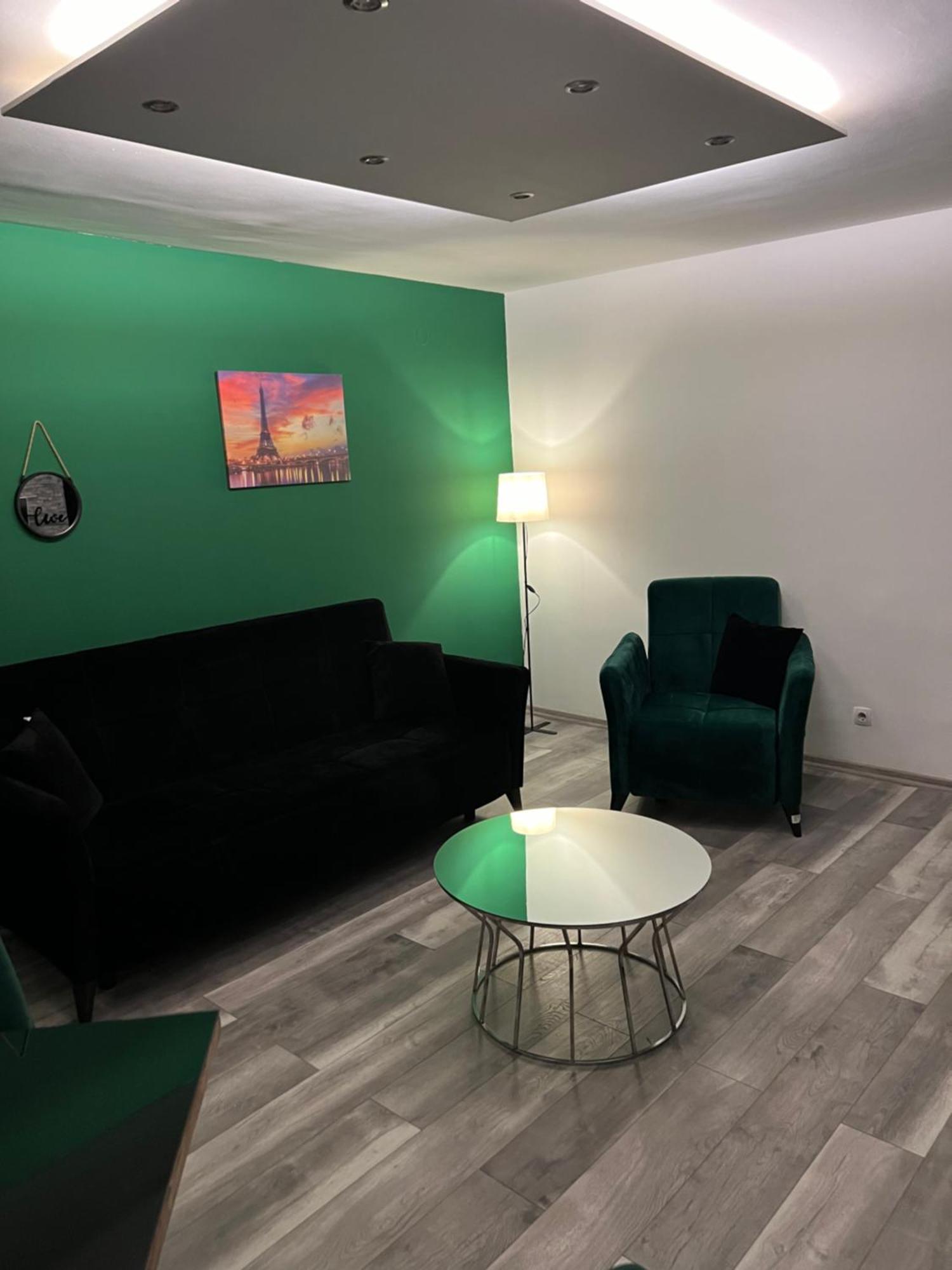 Apartman Omar Stan Na Dan Besplatan Parking SJJ Extérieur photo